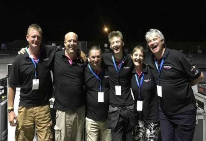 C&aacute;c th&agrave;nh vi&ecirc;n trong đội ph&aacute;o hoa của nước Anh.