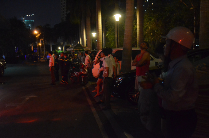 Người d&acirc;n th&aacute;o chạy ra đường Nguyễn Hữu Cảnh.