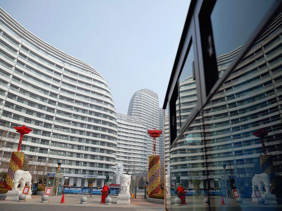 Sự đối lập giữa hai quốc gia kh&aacute; r&otilde;. Trong khi phần lớn phong cảnh ở ph&iacute;a Triều Ti&ecirc;n l&agrave; c&aacute;c thị trấn nhỏ, th&igrave; ph&iacute;a Trung Quốc l&agrave; th&agrave;nh phố Đan Đ&ocirc;ng tấp nập.