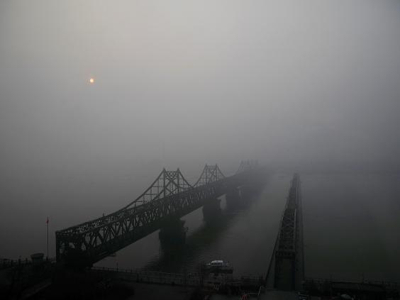 Bi&ecirc;n giới Triều Ti&ecirc;n-Trung Quốc vắng lặng v&agrave;o buổi đ&ecirc;m.