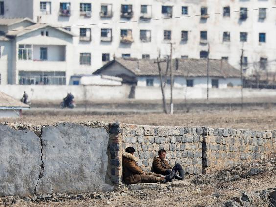 Việc Triều Ti&ecirc;n theo đuổi chương tr&igrave;nh ph&aacute;t triển t&ecirc;n lửa đạn đạo v&agrave; hạt nh&acirc;n khiến quan hệ hai nước trở n&ecirc;n căng thẳng, k&eacute;o theo sự tr&igrave; trệ trong hoạt động giao thương ở bi&ecirc;n giới, nơi c&oacute; nhiều c&aacute;c t&ograve;a nh&agrave; v&agrave; dự &aacute;n x&acirc;y dựng bị bỏ dở.