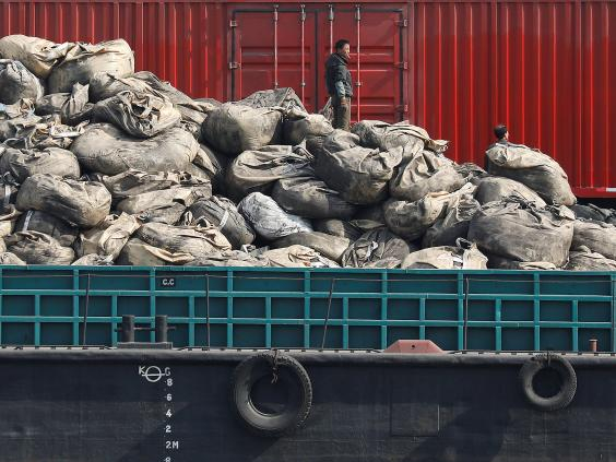 C&aacute;c lệnh trừng phạt quốc tế l&agrave;m hạn chế hoạt động xuất khẩu h&agrave;ng h&oacute;a của Triều Ti&ecirc;n như quặng, than đ&aacute;, do vậy, h&agrave;ng h&oacute;a xuất qua bi&ecirc;n giới Triều Ti&ecirc;n hiện chủ yếu l&agrave; đồ gia dụng v&agrave; may mặc.