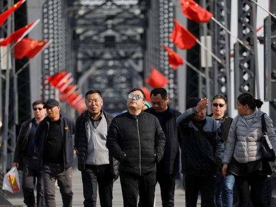 Mặc d&ugrave; t&igrave;nh h&igrave;nh kh&aacute; căng thẳng, nhưng khu vực bi&ecirc;n giới vẫn thu h&uacute;t nhiều kh&aacute;ch du lịch.