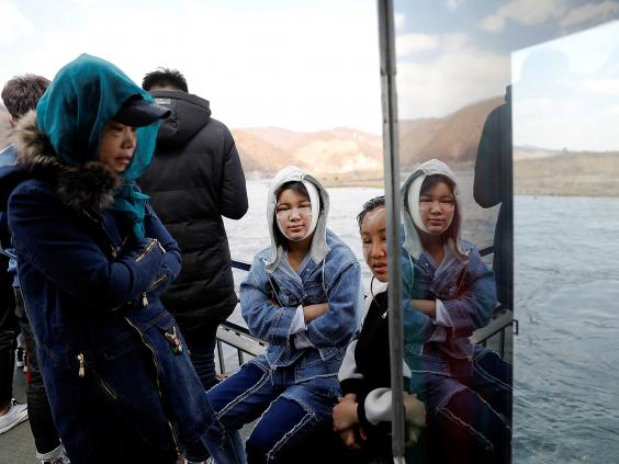 Du kh&aacute;ch c&oacute; thể đi thuyền tr&ecirc;n s&ocirc;ng &Aacute;p Lục ngăn giữa Trung Quốc v&agrave; Triều Ti&ecirc;n.