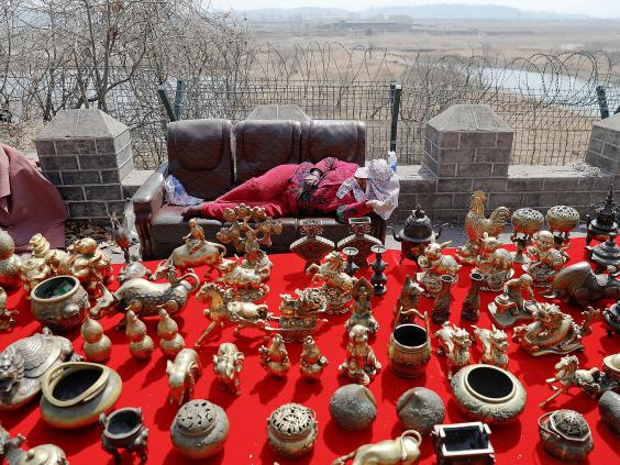 Một cửa h&agrave;ng b&aacute;n đồ lưu niệm tại bi&ecirc;n giới Triều Ti&ecirc;n &ndash; Trung Quốc.