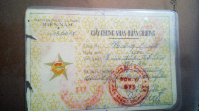 Với những th&agrave;nh t&iacute;ch trong cuộc kh&aacute;ng chiến chống Mỹ cứu nước, &ocirc;ng đ&atilde; được Đảng, Nh&agrave; Nước tặng thưởng Huy Chương Kh&aacute;ng Chiến Chống Mỹ hạng Nhất; Huy Chương Chiến Sỹ Giải Ph&oacute;ng Hạng Nhất.