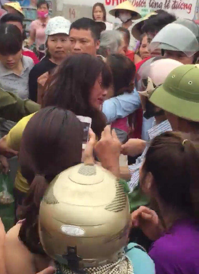 H&agrave;ng trăm người v&acirc;y bắt đối tượng nghi th&ocirc;i mi&ecirc;n trộm tiền.