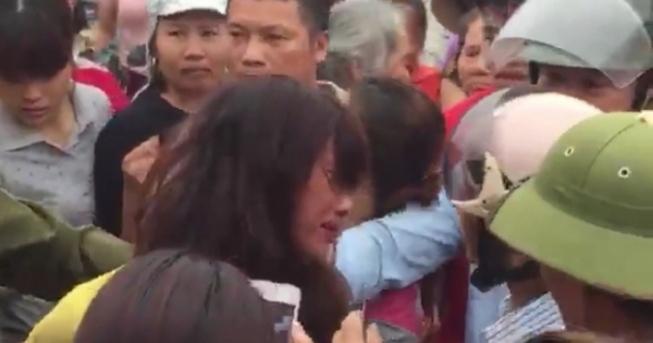 Hàng trăm người vây bắt một phụ nữ nghi thôi miên rồi trộm tài sản