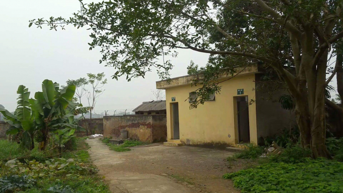 Ph&iacute;a trong l&agrave; ng&ocirc;i nh&agrave; đ&atilde; cũ kỹ m&agrave; c&aacute;c em học sinh thường sử dụng để đi vệ sinh h&agrave;ng ng&agrave;y, c&ograve;n ph&iacute;a ngo&agrave;i l&agrave; ng&ocirc;i nh&agrave; m&aacute;i bằng, mới hơn v&agrave; c&oacute; vẻ sạch sẽ... nhưng kh&ocirc;ng r&otilde; d&agrave;nh cho gi&aacute;o vi&ecirc;n hay học sinh?