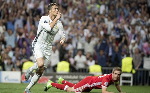 Ronaldo lập hat-trick gi&uacute;p Real nhấm ch&igrave;m Bayern.