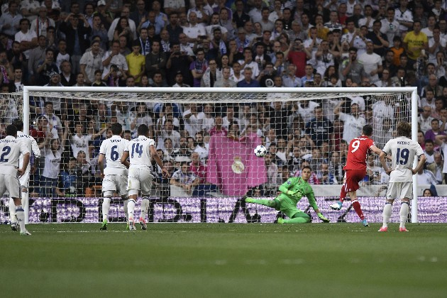 Lewandowski mở tỉ số cho Bayern tr&ecirc;n chấm phạt đền.