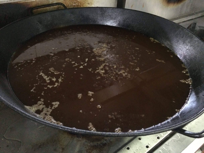 Chảo dầu đen ban phụ huynh ph&aacute;t hiện khi kiểm tra bếp ăn đợt th&aacute;ng 10/2016. Ảnh: phụ huynh cung cấp