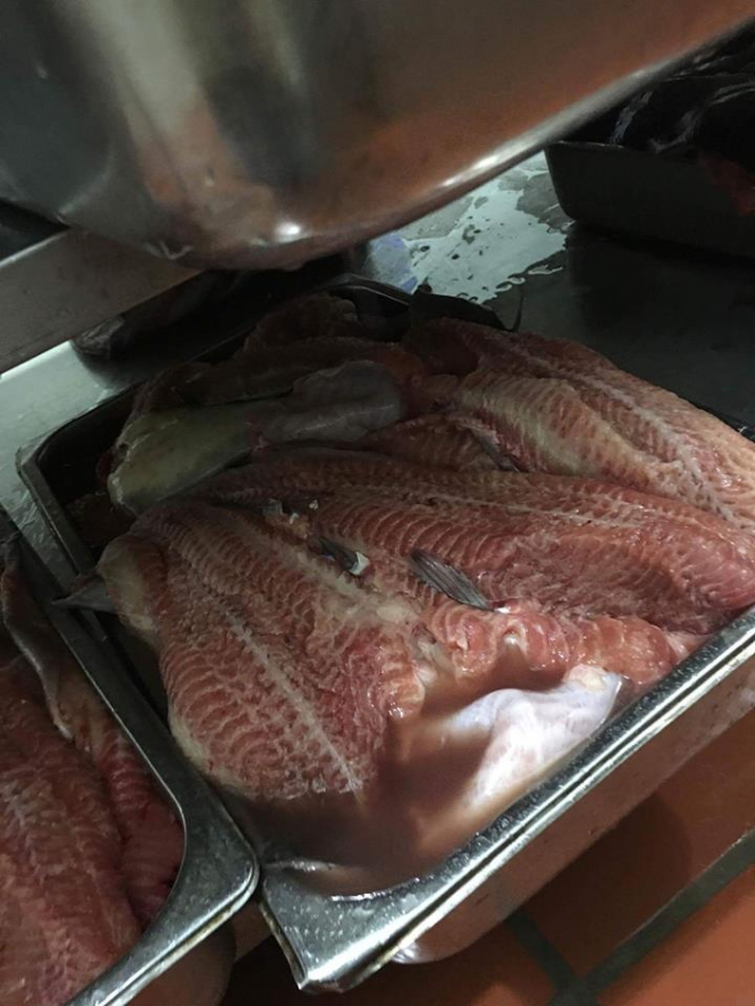 M&oacute;n c&aacute; chuẩn bị được đưa v&agrave;o chế biến trong bếp ăn b&aacute;n tr&uacute; của trường. Ảnh: phụ huynh cung cấp.