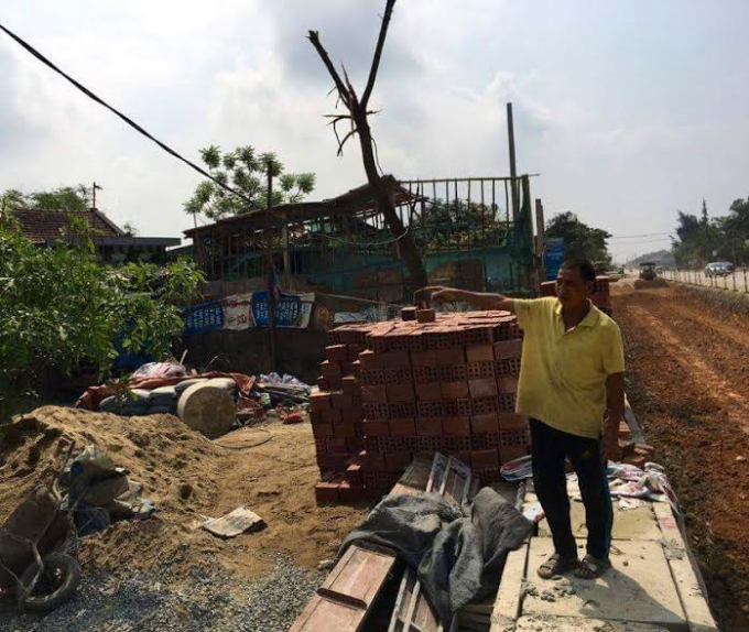 Đoạn nh&agrave; &ocirc;ng Nguyễn B&aacute; Thế nhiều ng&agrave;y kh&ocirc;ng c&oacute; lối v&agrave;o nh&agrave;.