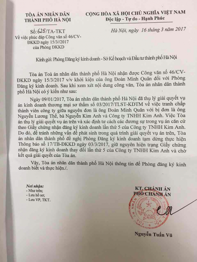 T&ograve;a &aacute;n cũng đ&atilde; cho biết đang xem x&eacute;t vụ kiện Ph&ograve;ng ĐKKD ra th&ocirc;ng b&aacute;o ng&agrave;y 3/3/2017, việc ra quyết định thu hồi đ&atilde; được ph&iacute;a T&ograve;a cảnh b&aacute;o trước sẽ l&agrave;m ảnh hưởng đến kết quả giải quyết của T&ograve;a, đồng thời T&ograve;a cũng đ&atilde; đề nghị dừng việc thực hiện th&ocirc;ng b&aacute;o ng&agrave;y 3/3/2017 để chờ kết quả giải quyết của T&ograve;a &aacute;n.