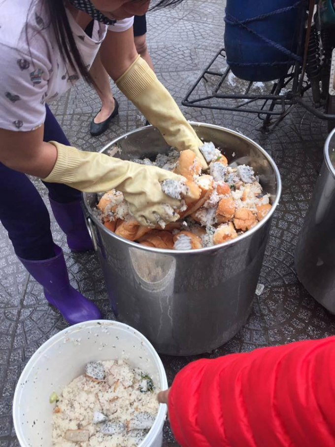 Đợt kiểm tra th&aacute;ng 10/2016, phụ huynh ph&aacute;t hiện l&ocirc; b&aacute;nh m&igrave;nh hết hạn sử dụng vẫn được d&ugrave;ng cho học sinh. Ảnh: Phụ huynh cung cấp