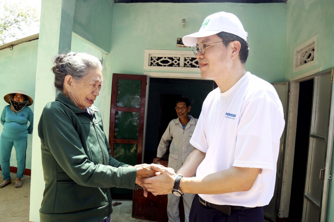 C&aacute;c gia đ&igrave;nh tri &acirc;n h&agrave;nh động v&igrave; cộng đồng của c&ocirc;ng ty Doosan Vina.