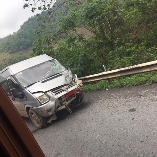 Phần đầu của chiếc&nbsp;mang biển H&agrave; Nội phần đầu bị n&aacute;t b&eacute;t.