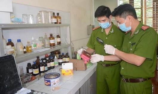 Gi&aacute;m định vi&ecirc;n Ph&ograve;ng Kỹ thuật h&igrave;nh sự, C&ocirc;ng an tỉnh Tuy&ecirc;n Quang đang gi&aacute;m định dấu v&acirc;n tay tr&ecirc;n tang vật.&nbsp;