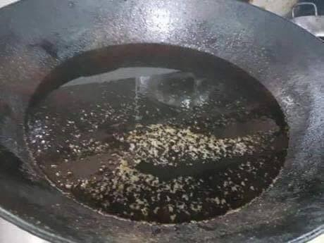 Dầu bị chi&ecirc;n đi chi&ecirc;n lại nhiều lần đ&atilde; chuyển m&agrave;u đen. Ảnh: Phụ huynh cung cấp.