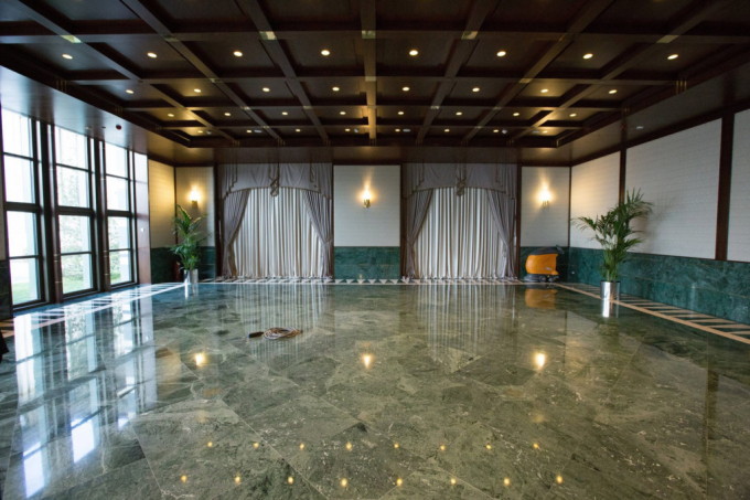 Khu vực tiền sảnh lu&ocirc;n s&aacute;ng lo&aacute;ng với s&agrave;n đ&aacute; cẩm thạch được đ&aacute;nh b&oacute;ng thường xuy&ecirc;n v&agrave; hệ thống chiếu s&aacute;ng từ trần nh&agrave;. Cung điện c&oacute; những h&agrave;nh lang v&agrave; h&agrave;ng r&agrave;o đ&aacute; cẩm thạch lộng lẫy cũng như hệ thống c&ocirc;ng nghệ cao để ngăn chặn c&aacute;c thiết bị nghe trộm. &nbsp; Ảnh: Getty.