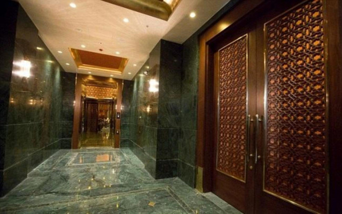 Đ&aacute; cẩm thạch xanh bao phủ mặt s&agrave;n v&agrave; tường trong tiền sảnh với c&aacute;c chi tiết trang tr&iacute; bằng v&agrave;ng v&agrave; gỗ tối m&agrave;u. 400 cặp cửa đ&ocirc;i cao 3 m được cho l&agrave; c&oacute; gi&aacute; khoảng 6,4 triệu USD. Ảnh:&nbsp;Getty.