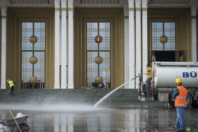 C&aacute;c nh&acirc;n vi&ecirc;n dọn dẹp s&acirc;n trước của dinh tổng thống để chuẩn bị cho lễ kỷ niệm ng&agrave;y Quốc kh&aacute;nh lần thứ 91 của Thổ Nhĩ Kỳ v&agrave;o năm 2014. Cung điện lớn hơn Nh&agrave; Trắng ở Washington, điện Kremlin ở Moscow v&agrave; thậm ch&iacute; cả cung điện Versailles ở Ph&aacute;p. Ảnh: Getty.