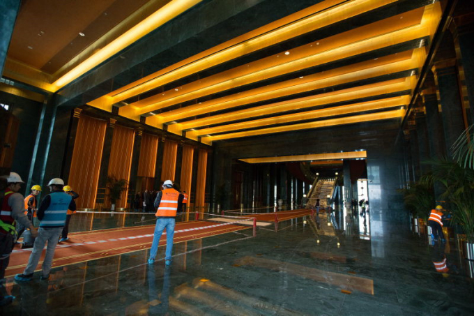 Chi ph&iacute; x&acirc;y dựng cung điện ước t&iacute;nh khoảng 640 triệu USD. Khu li&ecirc;n hợp n&agrave;y bao gồm t&ograve;a nh&agrave; ch&iacute;nh v&agrave; 2 t&ograve;a nh&agrave; phụ được sử dụng cho c&aacute;c cuộc họp với c&aacute;c quan kh&aacute;ch quốc gia v&agrave; c&aacute;c quan kh&aacute;ch tới thăm viếng, trải rộng tr&ecirc;n diện t&iacute;ch 300.000 m2 . &nbsp;Ảnh: Getty.