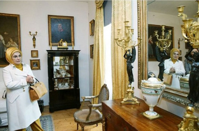 Đệ nhất phu nh&acirc;n Thổ Nhĩ Kỳ, Emine Erdogan, trong căn ph&ograve;ng được trang tr&iacute; bằng c&aacute;c chi tiết v&agrave; đồ vật mạ v&agrave;ng. Ảnh: Getty.&nbsp;