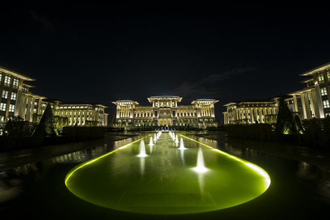 Cung điện Trắng nằm giữa khu vườn được b&agrave;i tr&iacute; tỉ mỉ v&agrave; tr&agrave;n ngập &aacute;nh đ&egrave;n v&agrave;o ban đ&ecirc;m. 4,5 triệu người d&acirc;n ở thủ đ&ocirc; Ankara c&oacute; thể nh&igrave;n thấy &aacute;nh s&aacute;ng rực rỡ từ cung điện ở bất cứ đ&acirc;u trong th&agrave;nh phố. Ảnh: ABACA/PA.