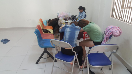 C&aacute;c nữ tiếp vi&ecirc;n tại trụ sở c&ocirc;ng an. (Ảnh: b&aacute;o Người lao động)