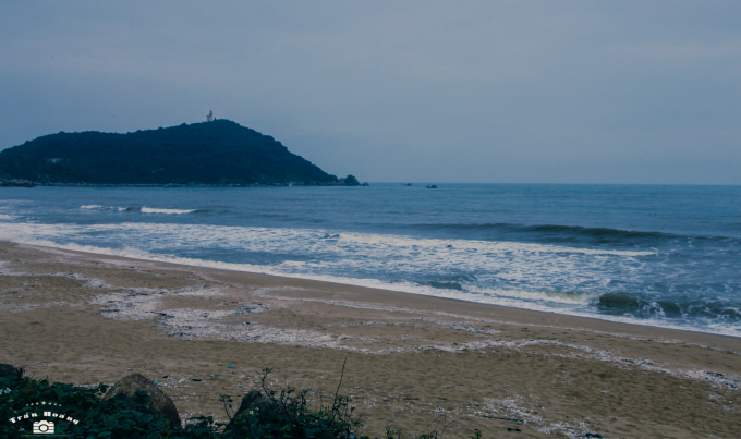 B&atilde;i biển Thạch Hải hoang sơ ch&agrave;o đ&oacute;n kh&aacute;ch du lịch đầu m&ugrave;a h&egrave; 2017.