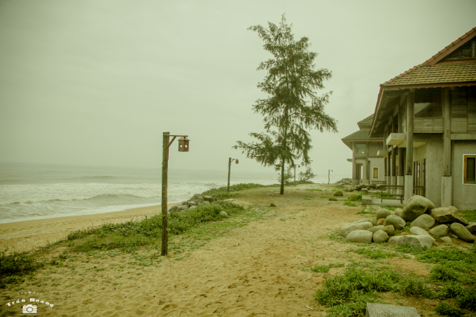 Khu nghỉ dưỡng Quỳnh Vi&ecirc;n nằm ngay cạnh b&atilde;i biển đ&atilde; sẵn s&agrave;ng.