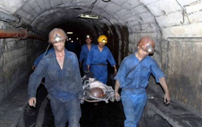 C&ocirc;ng nh&acirc;n bị ngất đột ngột v&agrave; tử vong ngay sau đ&oacute;. (Ảnh minh họa).