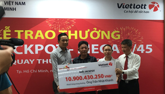 Kh&aacute;ch h&agrave;ng kh&ocirc;ng che mặt, c&ocirc;ng khai danh t&iacute;nh khi nhận giải Jackpot của Vietlott.