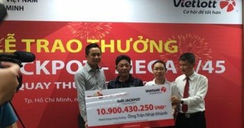 Khách hàng không che mặt, công khai danh tính khi nhận giải Jackpot của Vietlott