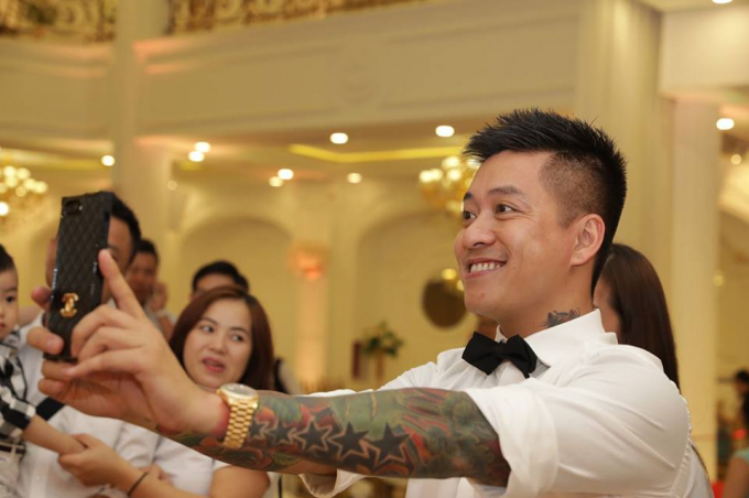 &nbsp;Tuấn Hưng hạnh ph&uacute;c b&ecirc;n gia đ&igrave;nh, người th&acirc;n.