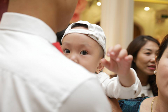 Khoảnh khắc b&eacute; Su H&agrave;o trong tiệc đầy th&aacute;ng của em g&aacute;i.