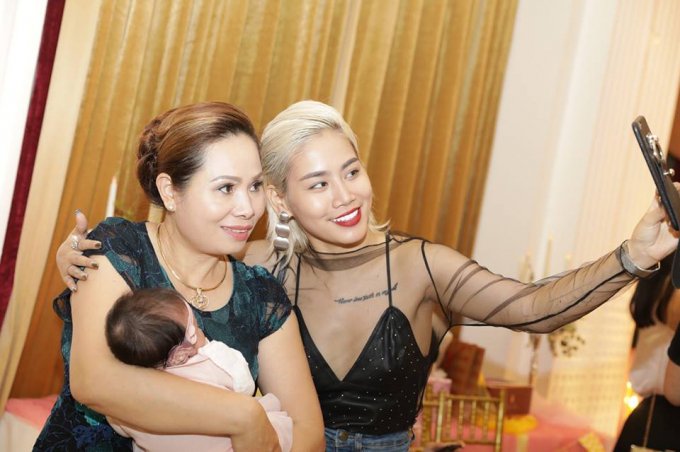 Yến L&ecirc; cũng đến ch&uacute;c mừng v&agrave; h&aacute;t tặng gia đ&igrave;nh người thầy của m&igrave;nh.