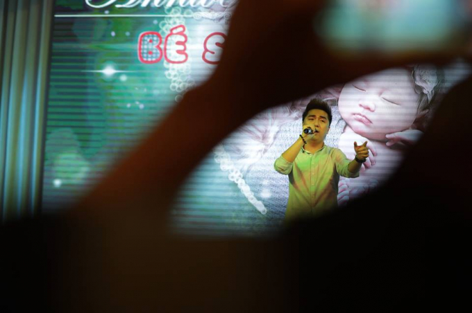 Tuấn Hưng mở tiệc ho&agrave;nh tr&aacute;ng khoe con g&aacute;i y&ecirc;u