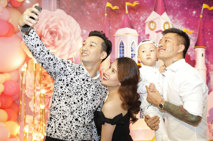Tuấn Hưng mở tiệc ho&agrave;nh tr&aacute;ng khoe con g&aacute;i y&ecirc;u