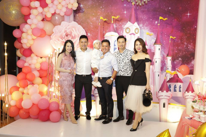 Cũng trong buổi tiệc, ca sĩ Tuấn Hưng chia sẻ về niềm vui khi đang c&oacute; một gia đ&igrave;nh hạnh ph&uacute;c. Anh gửi lời cảm ơn tới người bạn đời Hương Baby đ&atilde; sinh cho hai người con kh&aacute;u khỉnh v&agrave; c&ugrave;ng anh chia sẻ những vui buồn trong cuộc sống.