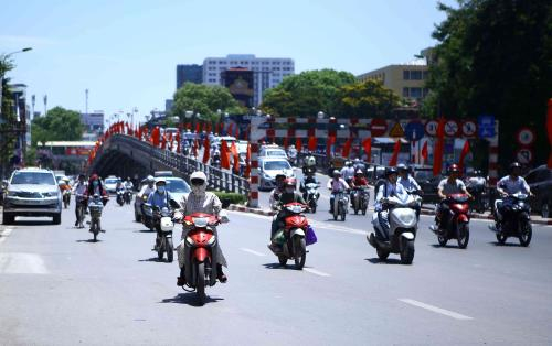 Ng&agrave;y mai, khu vực H&agrave; Nội c&oacute; nắng n&oacute;ng, nhiệt độ cao nhất từ 33-35 độ.&nbsp;Ảnh: Minh Quyết - TTXVN