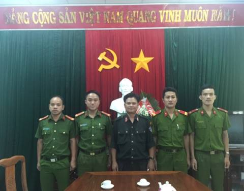 Những h&agrave;nh động dũng cảm của c&aacute;c chiến sĩ Ph&ograve;ng cảnh s&aacute;t Cơ động C&ocirc;ng an tỉnh Thừa Thi&ecirc;n Huế để lại một h&igrave;nh ảnh đẹp của người chiến sĩ C&ocirc;ng an trong quần ch&uacute;ng nh&acirc;n d&acirc;n.