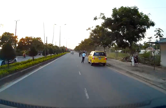 Cảnh C&ocirc;ng an truy đuổi v&agrave; bắt sống nghi can To&agrave;n tr&ecirc;n tuyến đường ven biển Đ&agrave; Nẵng &ndash; Hội An (Ảnh cắt từ clip)