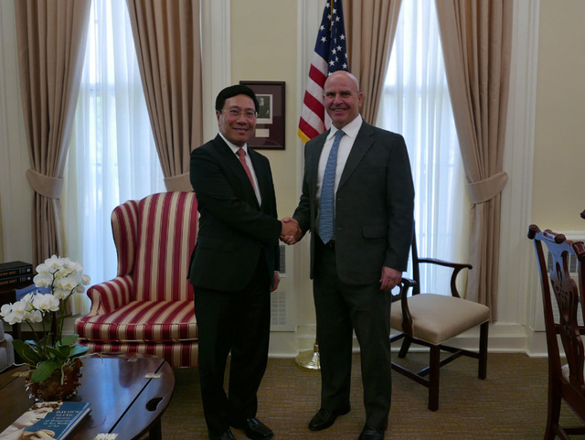 Ph&oacute; Thủ tướng,Bộ trưởng Bộ Ngoại giao Phạm B&igrave;nh Minh v&agrave; Cố vấn Hội đồng An ninh Quốc gia H.R. McMasster (Ảnh: Bộ Ngoại giao Việt Nam)