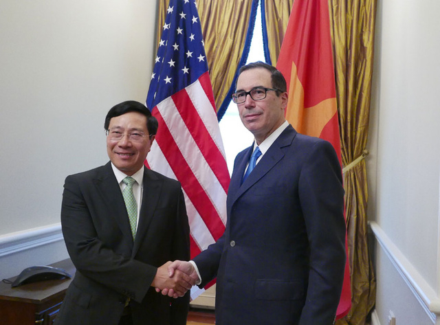 Ph&oacute; Thủ tướng,Bộ trưởng Bộ Ngoại giao Phạm B&igrave;nh Minh v&agrave; Bộ trưởng T&agrave;i ch&iacute;nh Steven Mnuchin (Ảnh: Bộ Ngoại giao Việt Nam)