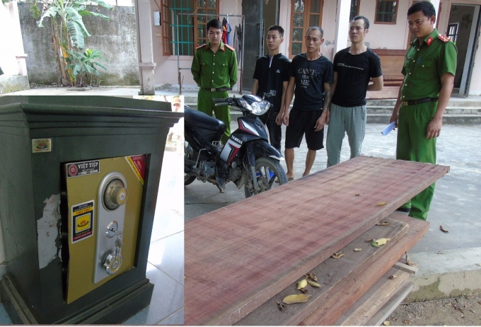 C&aacute;c đối tượng Thuận, Hưng, H&acirc;n v&agrave; tang vật bị thu giữ. (b&aacute;o Giao th&ocirc;ng)