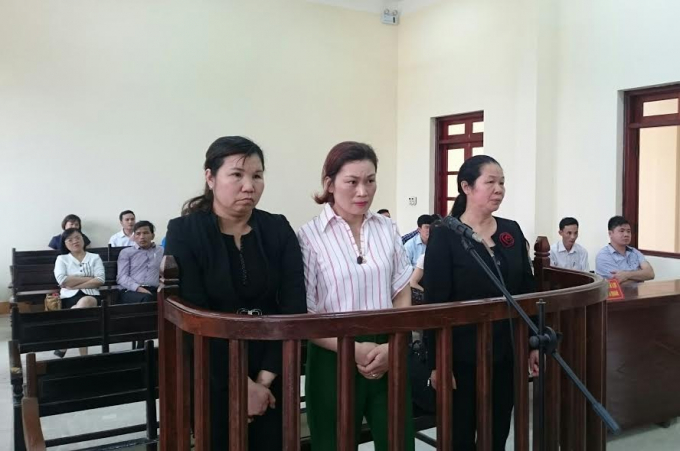 lB&agrave; Trần Diệu Phương (đứng giữa) tại phi&ecirc;n t&ograve;a x&eacute;t xử sơ thẩm ng&agrave;y 24/3.