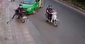 Clip: Tài xế taxi tông trực diện tên cướp túi xách